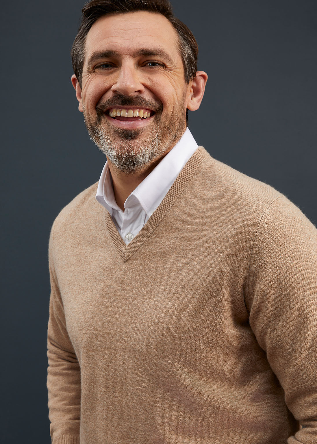 Men's Geelong Lambswool Vee Neck Jumper in Beige