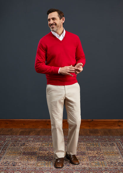 Men's Geelong Lambswool Vee Neck Jumper in Raspberry