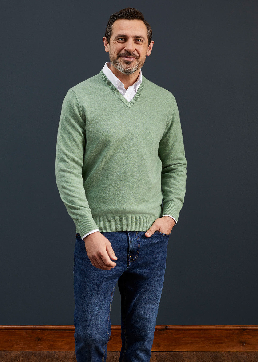 Men's Geelong Lambswool Vee Neck Jumper in Sage