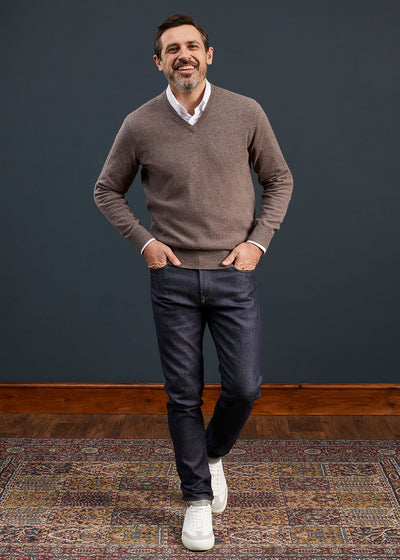 Men's Geelong Lambswool Vee Neck Jumper in Tobacco