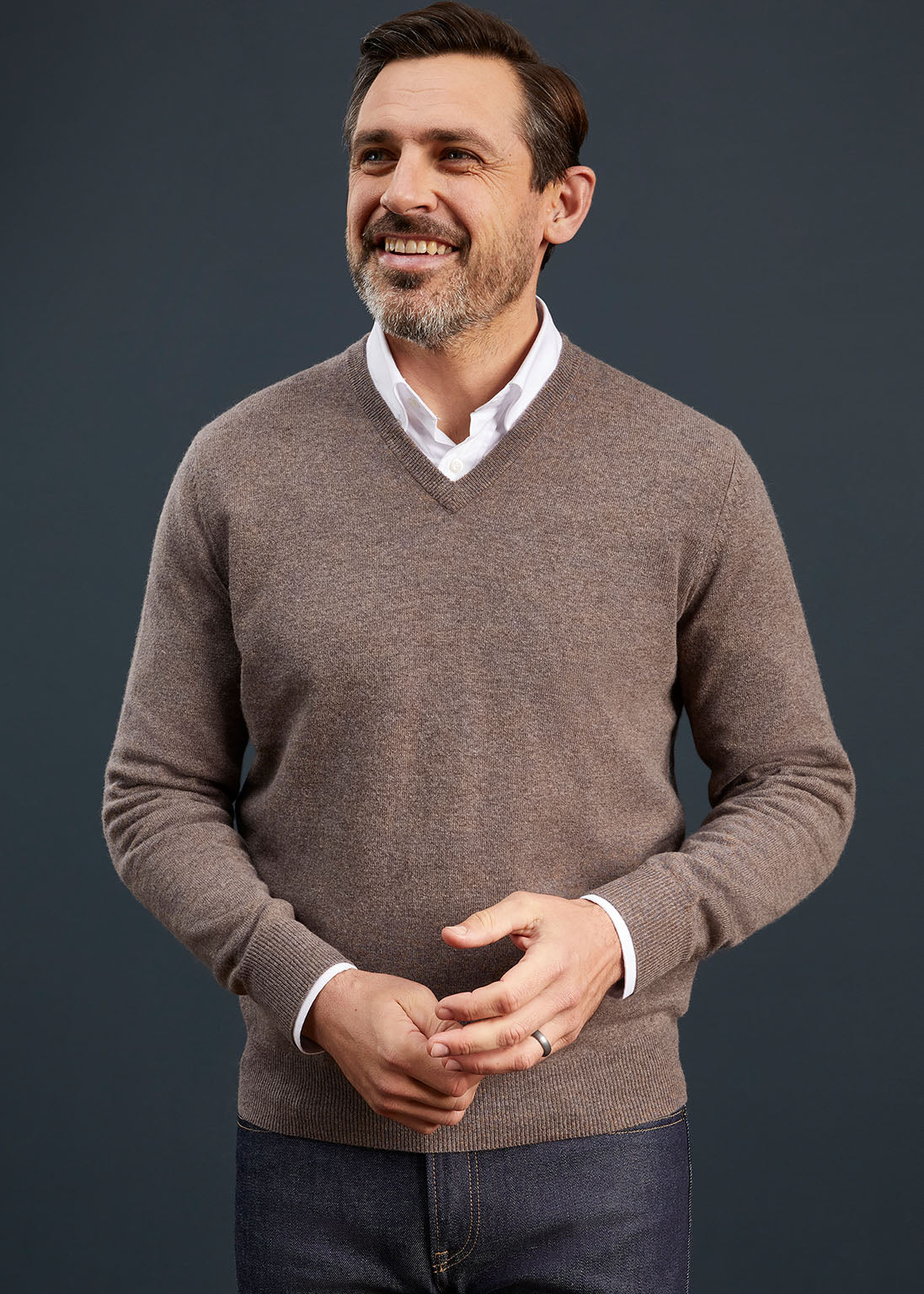 Men's Geelong Lambswool Vee Neck Jumper in Tobacco