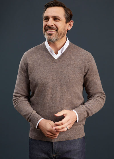 Men's Geelong Lambswool Vee Neck Jumper in Tobacco