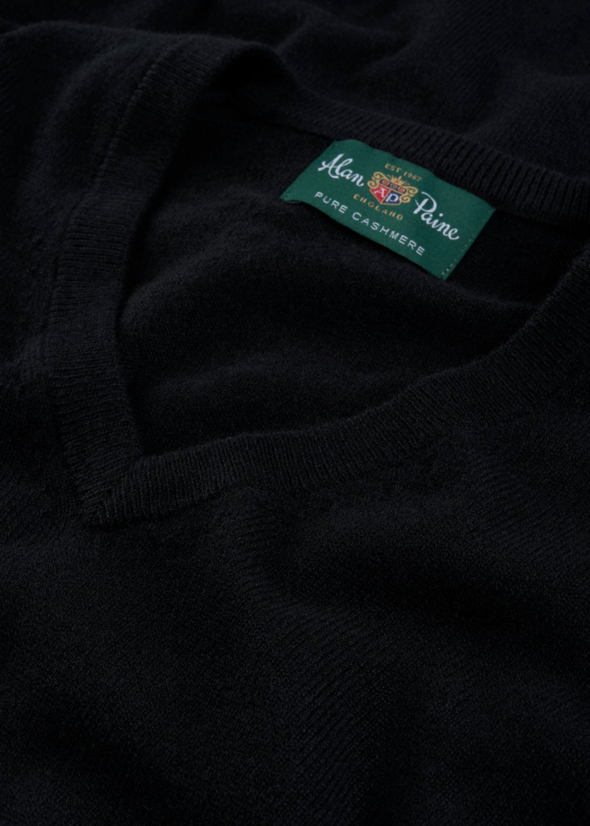 Men's Cashmere Vee Neck Jumper in Black