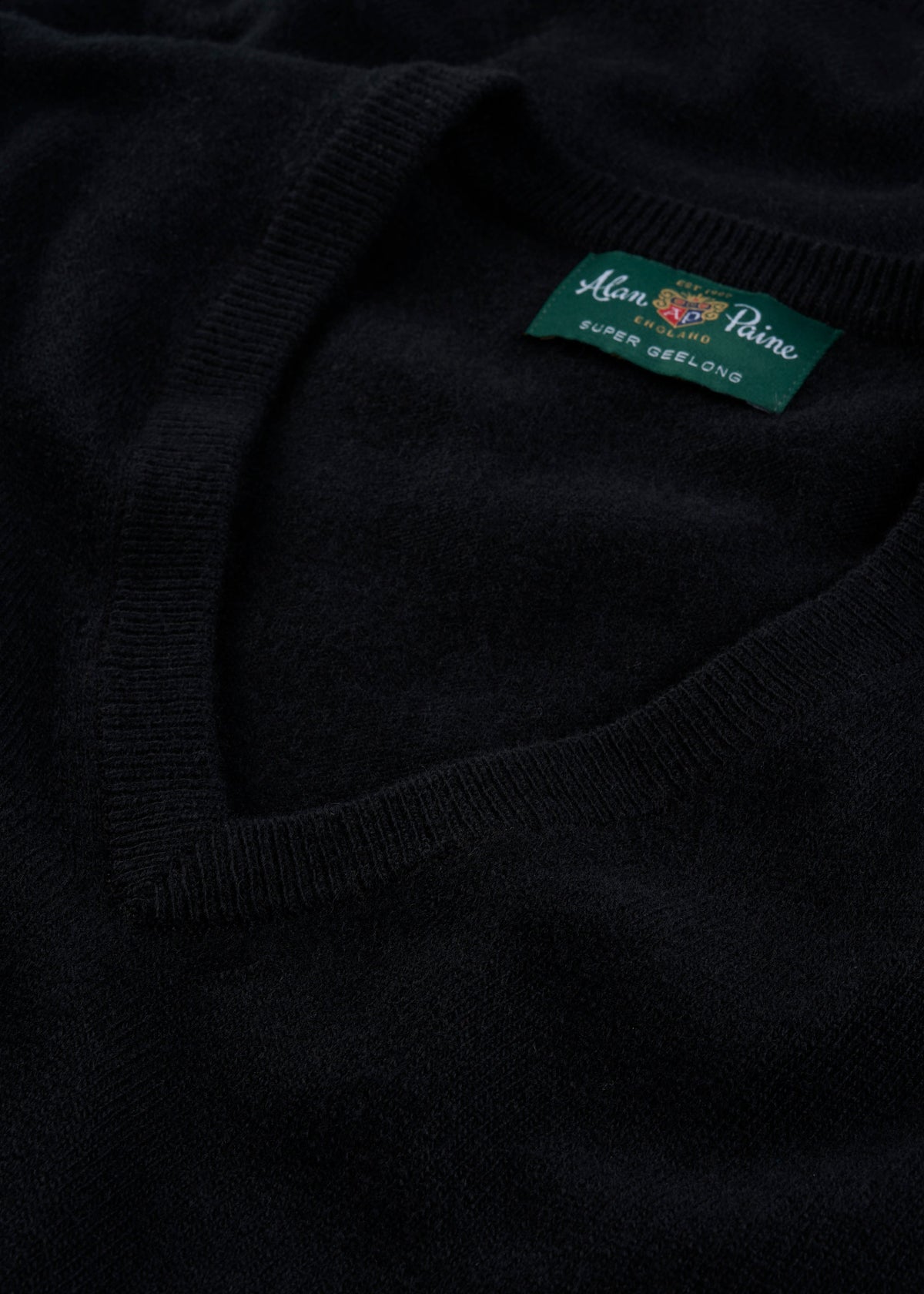 Men's Geelong Wool Vee Neck Jumper in Black
