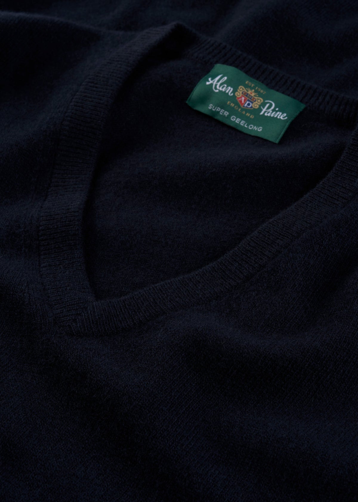 Men's Geelong Wool Vee Neck Jumper in Dark Navy