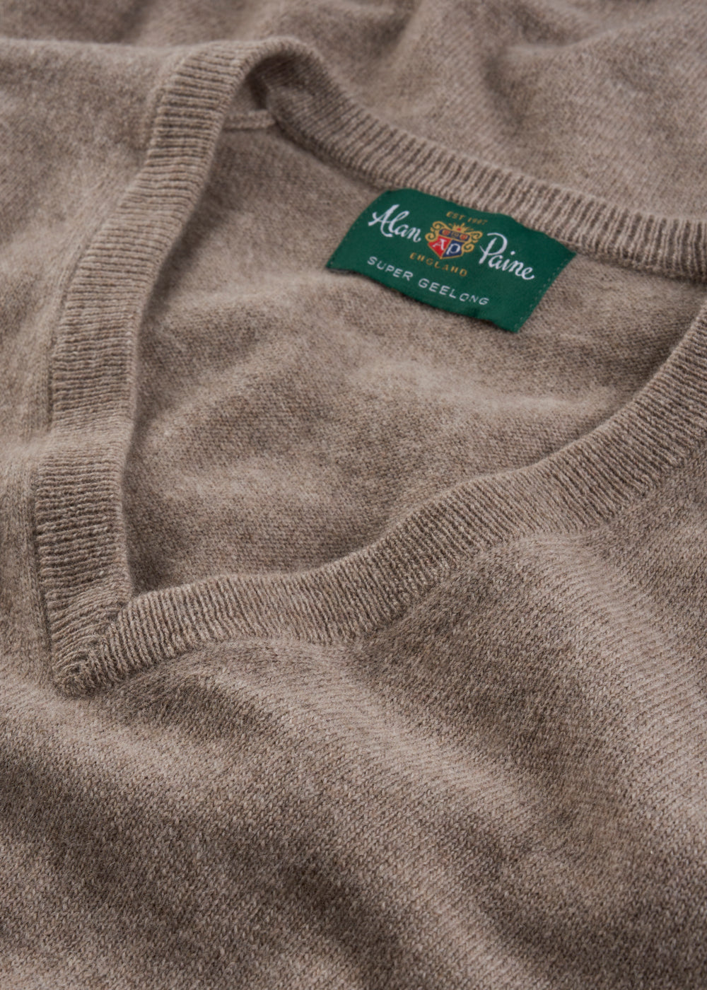 Men's Geelong Wool Vee Neck Jumper in Mushroom