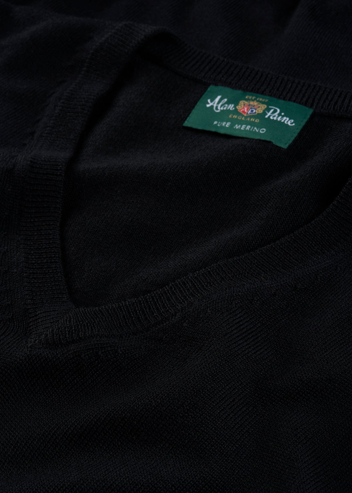 Men's Merino Wool Vee Neck Jumper in Black